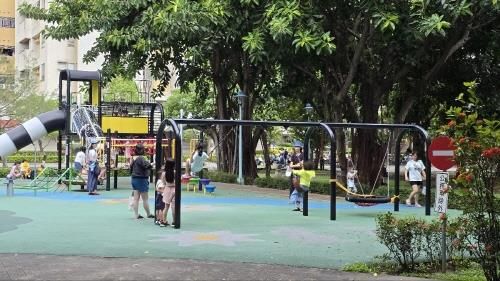 대만 내 공원에서 가족과 즐거운 한때를 보내는 현지 시민들