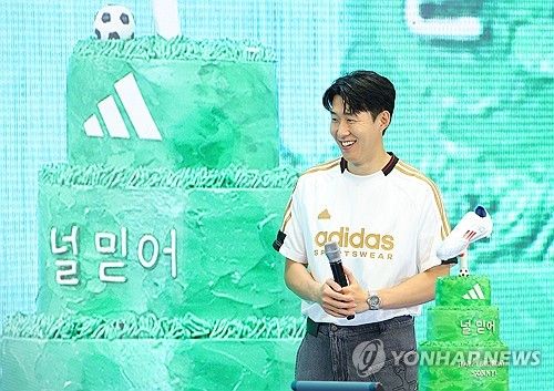 생일 케이크 받은 손흥민