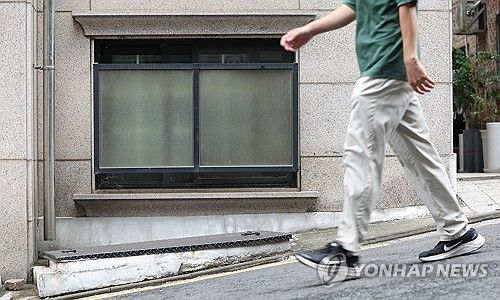 여름 장마 앞둔 반지하 주택들