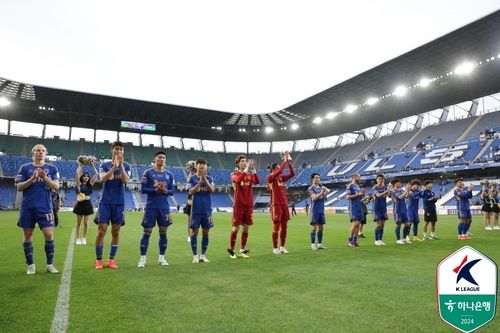 울산문수경기장에서 팬들에게 박수를 보내는 울산 HD 선수들