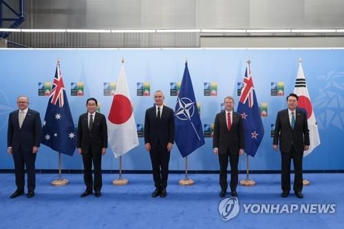 지난해 7월 만난 나토 사무총장과 아태 4개국 정상