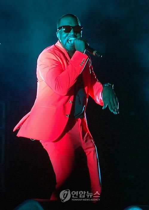 2010년 내한 당시 카녜이 웨스트의 공연 장면