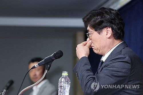 코 만지는 이임생 기술총괄이사