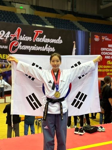 11일 잠실야구장에서 시구하는 태권도 품새 국가대표 이주영