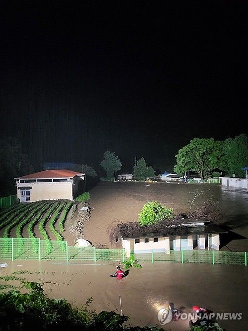 집중호우로 침수된 마을