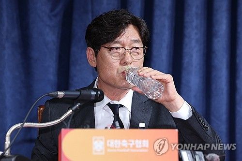 물 마시는 이임생 기술총괄이사