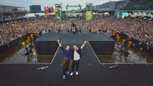 '워터밤 서울 2024' 야외무대 오른 라이언 레이놀즈(왼쪽)와 휴 잭맨