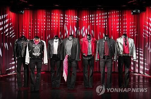 그래미 뮤지엄에 전시된 엔파이픈이 '스위트 베놈' 뮤비에서 입은 의상들