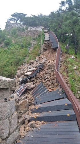 무너진 성곽 모습 