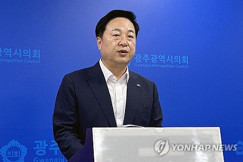 기자회견하는 김두관 후보