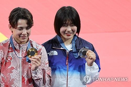 유도 국가대표 허미미(오른쪽)와 캐나다 유도 선수 데구치