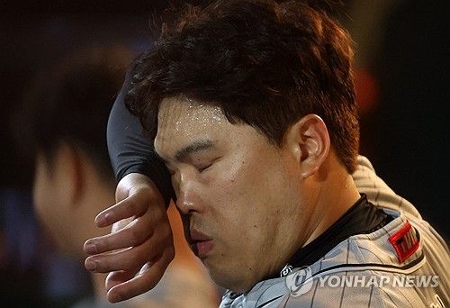 땀 닦는 류현진