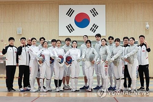 한자리에 모인 파리 올림픽 펜싱 국가대표들