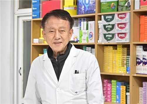 백령도에 약국 개업한 최영덕 약사