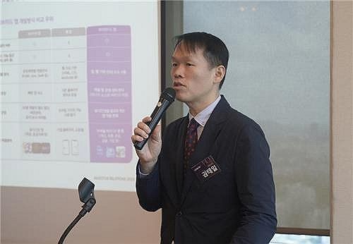 발표하는 권태일 유라클 대표이사