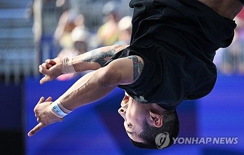 브레이킹에서 공연을 펼치는 김홍열