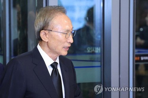 윤 대통령 부친 빈소 찾은 이명박 전 대통령