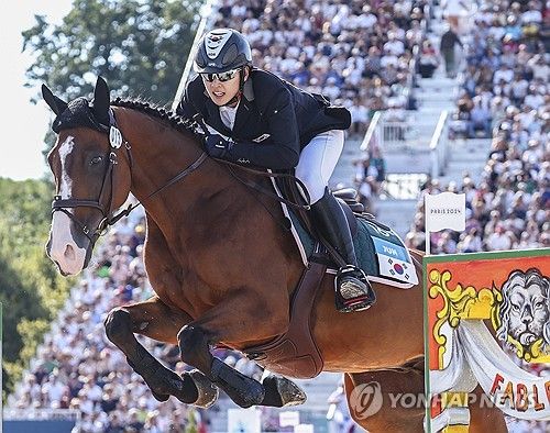 장애물 점프하는 전웅태