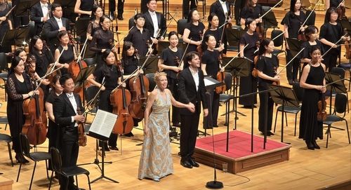 인사하는 카터와 윤투넨