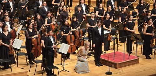 무릎 꿇고 인사하는 윤투넨