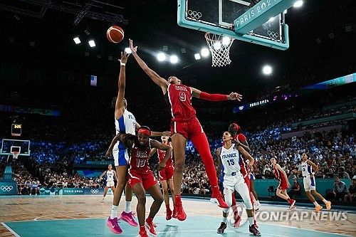 미국과 프랑스의 여자농구 결승전 경기 모습. 