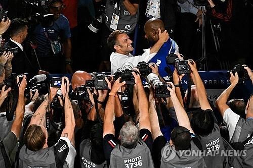 유도 영웅과 함께 한 마크롱
