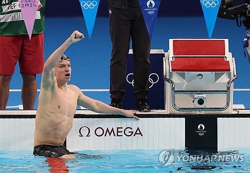 주먹 불끈 쥔 레옹 마르샹