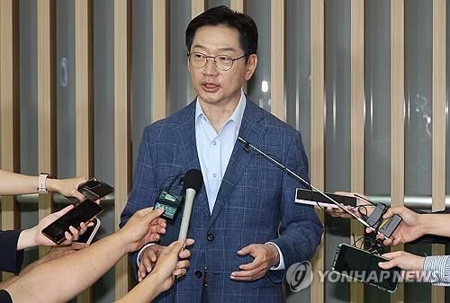 지난 6월 출국하는 김경수 전 지사
