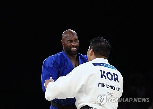 인사 나누는 김민종-리네르