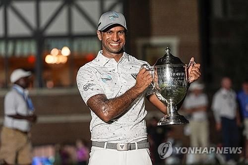 우승 트로피를 든 에런 라이.