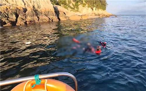 실종자 발견해 인양하는 해경