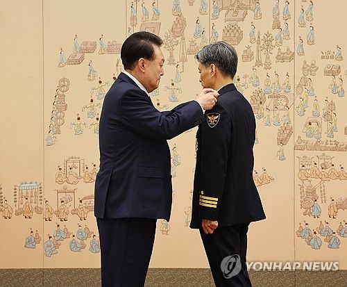윤석열 대통령, 경찰청장 계급장 수여