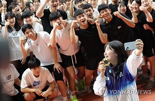 최연소 금메달리스트의 미소