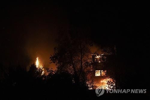 그리스 아테네 인근 바르나바 마을 산불