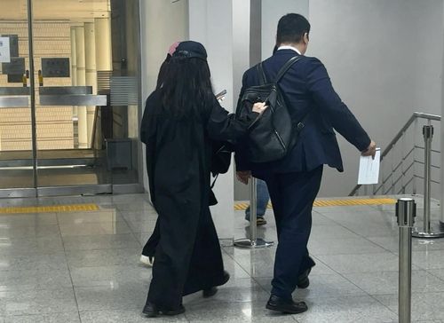 법원 빠져나가는 '탈덕수용소' 운영자