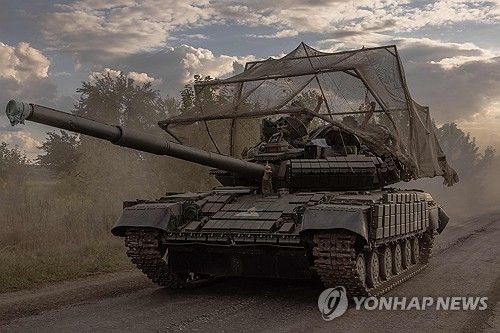 러 접경지역에서 이동 중인 우크라이나 전차