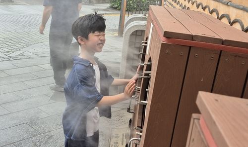 쿨링포그로 더위 날리는 어린이