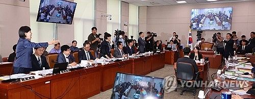 설전 벌이는 전현희 의원과 송석준 의원