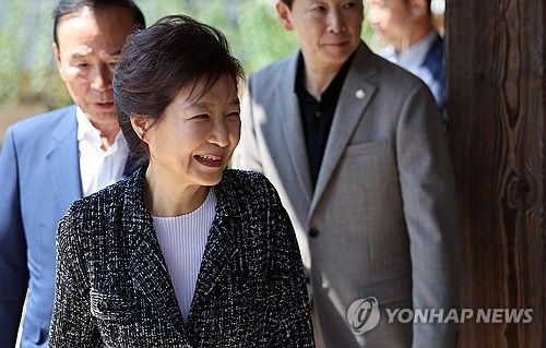 박근혜 전 대통령 고 육영수 여사 옥천 생가 방문