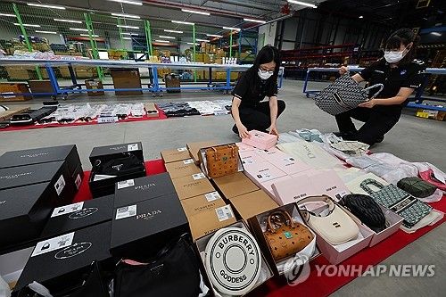 세관에 적발된 '짝퉁' 상품들 [연합뉴스 자료사진]