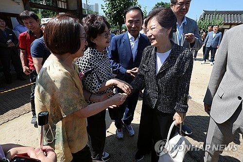 시민들과 인사하는 박근혜 전 대통령