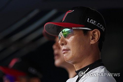 경기 지켜보는 염경엽 감독