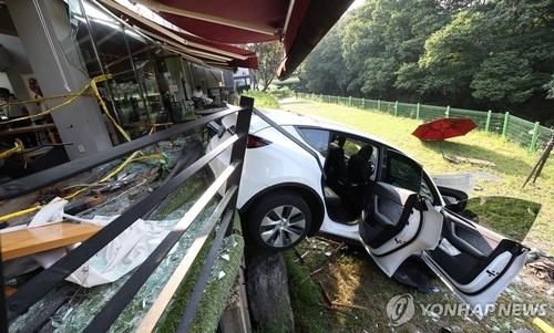 용인 수지구서 차가 카페로 돌진…10여명 부상