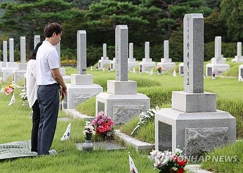 독립유공자 묘역 찾은 참배객들