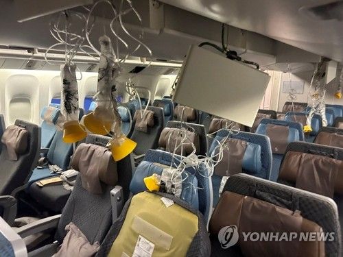 난기류를 만난 싱가포르항공 여객기 내부