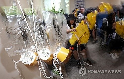 난기류 등 항공기 비상 상황 대처법 배우는 학생들