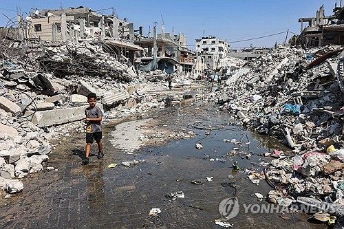 폐허가 된 난민촌을 걷는 팔레스타인 어린이