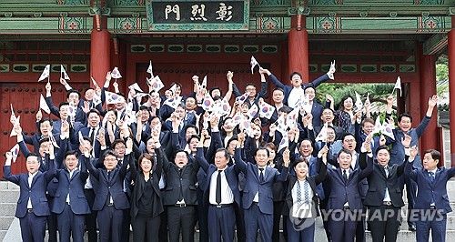 정부 주최 광복절 경축식 불참, 효창공원 찾은 민주당 의원들