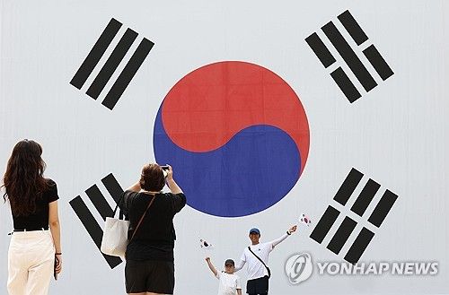 태극기 앞에서 광복을 기억하며