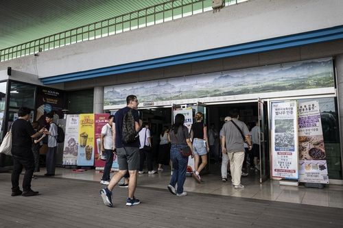 (파주=연합뉴스) 임병식 기자 = 지난 1일 경기 파주시 통일촌 직판장 입구가 외국인 관광객들로 붐비고 있다. 2024.8.1